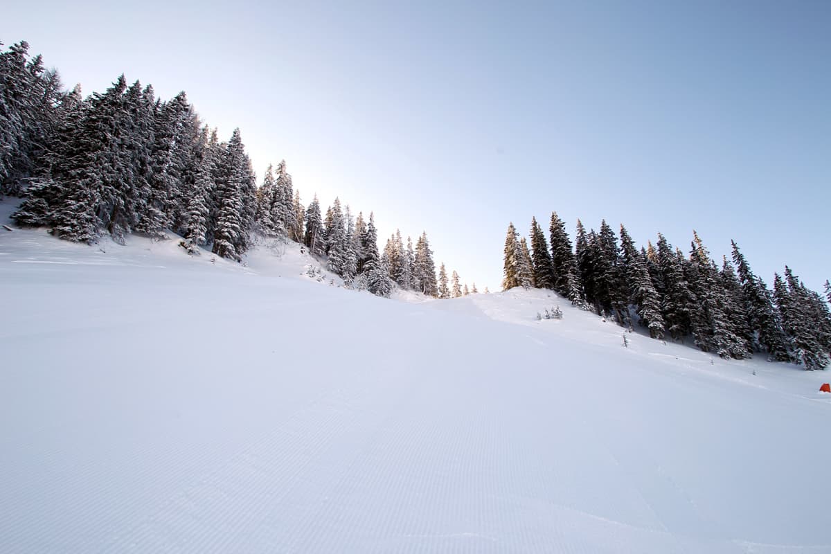 Pferfekte Skipiste mit Sonnenstrahlen